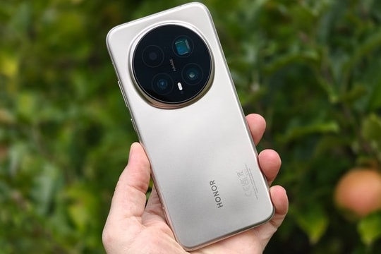 Rẻ hơn iPhone 17 Pro Max cả chục triệu, điện thoại này "không mua là tiếc": Pin 7.100 mAh, dùng được 7 năm