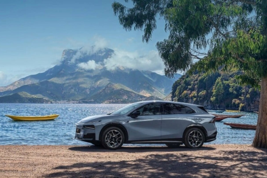 Sắp xuất hiện mẫu xe hybrid sạc 1 lần đi được 1.700km, dùng động cơ xăng để 'phát điện' cho pin sạc