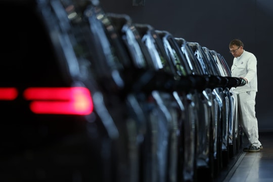 Mỹ quay lưng với xe điện, doanh số Volkswagen ‘rơi tự do 20%’ vì đặt cược sai, trong khi Toyota thăng hoa với xe Hybrid