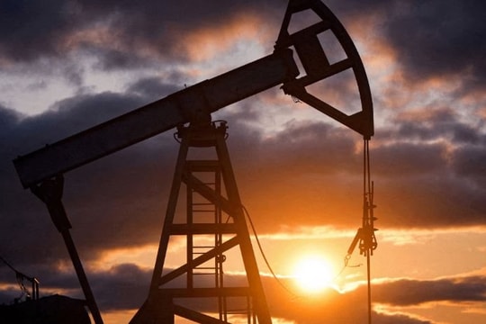 Không phải châu Âu, cũng không phải Brazil: Quốc gia bất ngờ vừa đẩy Ấn Độ khỏi vị trí số 2 trong danh sách khách hàng mua dầu Nga