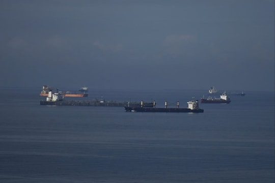 Đang trên đường đi nhận dầu do Venezuela trả nợ, siêu tàu chở dầu treo cờ Trung Quốc đột ngột quay đầu về