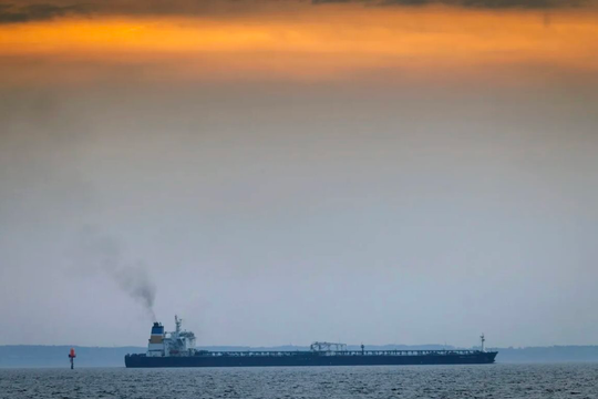 Giá giảm 15 tuần liên tiếp, dầu Nga lại nhận thêm tin dữ 