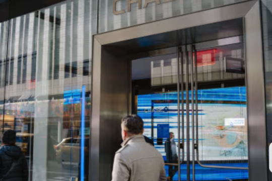 Ngân hàng lớn nhất nước Mỹ 'hụt hơi': Lợi nhuận giảm 7%, CEO lên tiếng cảnh báo rủi ro lớn chưa từng có 