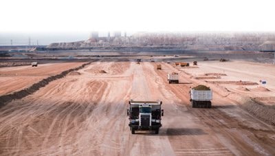 Phát hiện hơn 200 xe tải Trung Quốc không người lái bí mật khai thác kho báu lộ thiên lớn bậc nhất toàn cầu, diện tích bằng hơn 10.000 sân bóng đá