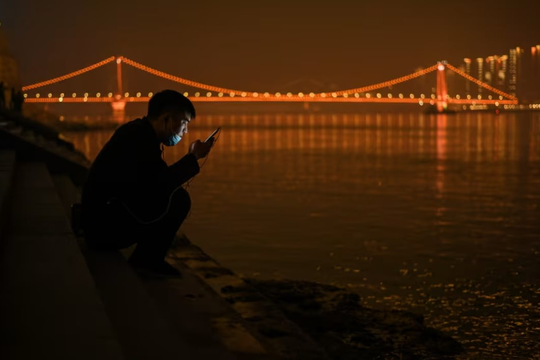 Buồn của quốc gia giàu mạnh nhất nhì thế giới: Từ trẻ đến già bị cô đơn bủa vây dù có 1,4 tỷ người, vùng vẫy trong tá gánh nặng từ tài chính đến hôn nhân