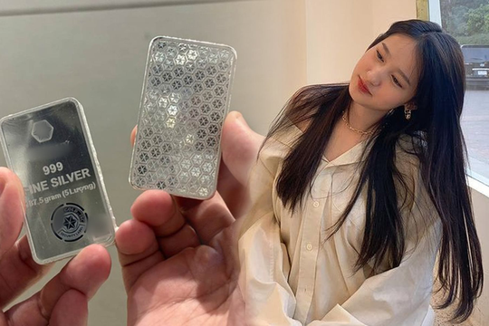 Được mừng cưới 1kg bạc giá khoảng 12 triệu đồng từ năm ngoái, giờ có nên mừng lại bạn phong bì 15 triệu?