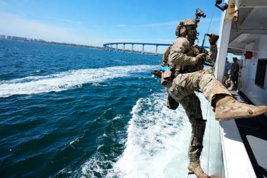 Hàng chục tàu chở dầu Venezuela đang di chuyển bất ngờ bị truy đuổi, buộc phải quay đầu