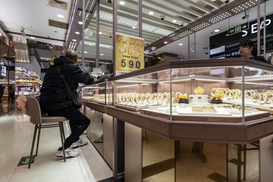 Phát hiện người đàn ông liên tục mua 7kg vàng thỏi không cần hỏi giá, cảnh sát dùng nhiều biện pháp nghiệp vụ vào cuộc