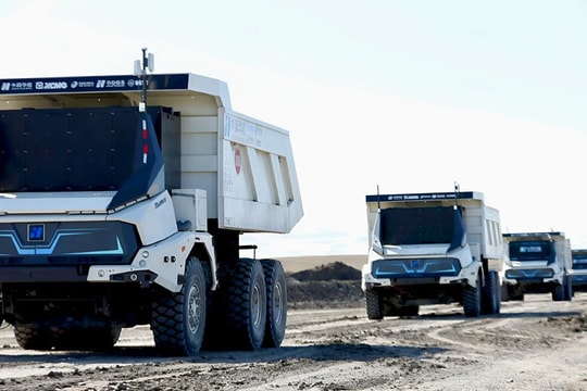 Phát hiện 100 xe tải Trung Quốc không người lái, hoạt động liên tục 24/7, bí mật khai thác kho báu lộ thiên lớn chưa từng có