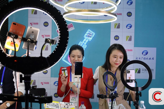 'Cú lừa' livestream: KOL 14 triệu followers chỉ bán được 4 đơn hàng vì người xem toàn ... robot