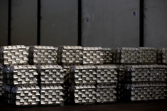 Bong bóng giá thiếc báo hiệu sóng gió cho ngành công nghiệp toàn cầu