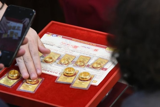 Giá vàng đột ngột lập đỉnh chưa từng có ở Việt Nam sau một tuyên bố của Tổng thống Trump