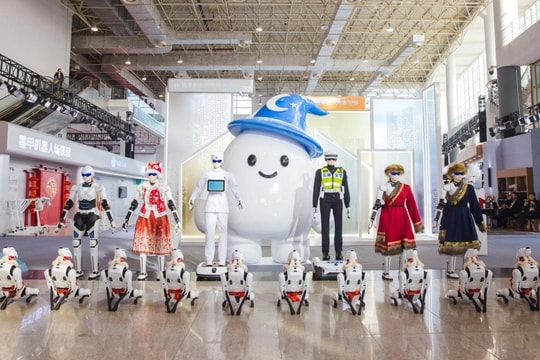 Hãng xe xây nhà máy ở Hưng Yên khoe robot hình người có thể nói được 10 thứ tiếng, di chuyển như người thật 