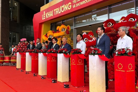 Chủ tịch Hoa Sen Lê Phước Vũ "xuống núi" bắt tay tỷ phú Trần Bá Dương: Chính thức kích hoạt "bom tấn" bán lẻ Hoa Sen Home