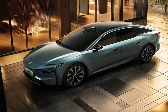 Sắp mở bán ô tô điện Toyota lớn hơn Camry: 'Ruột' Huawei, tầm hoạt động 700 km, giá tương đương 760 triệu đồng