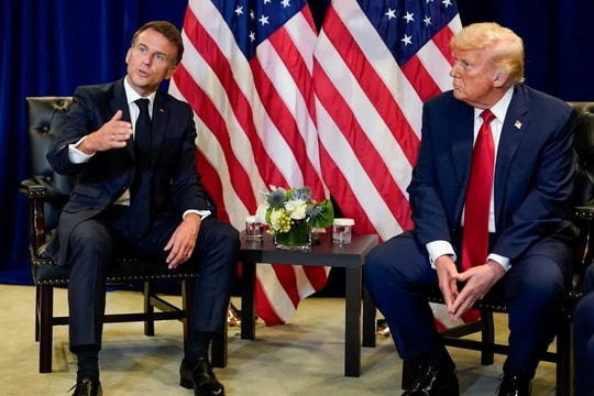 Ông Trump dọa áp thuế 200% ‘đặc sản’ của Pháp, cổ phiếu loạt ông lớn lao dốc, thị trường chìm trong sắc đỏ