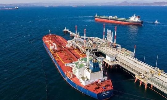 Bán hơn 100 tấn dầu cho 1 khách hàng, Nga thu về gần 50 tỷ USD 