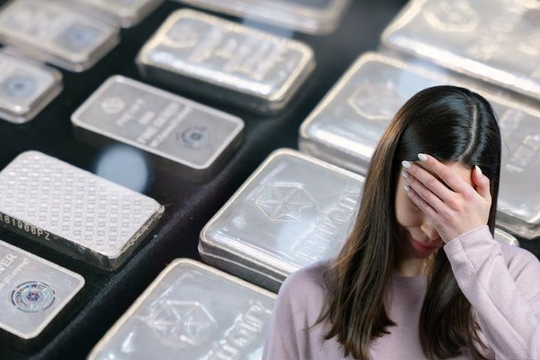 Mua bạc từ giá 35 triệu đồng/kg, đến nay gần chạm 100 triệu - bạn bè người thân chúc mừng không ngớt, nhưng tôi chỉ biết cười gượng và nói 'giá như'