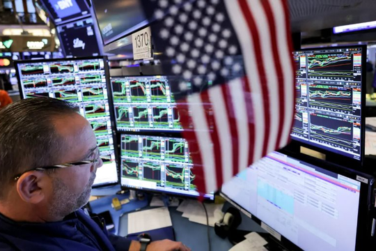 Nhà đầu tư toàn cầu đổ xô bán tháo tài sản Mỹ: Dow Jones lao dốc hơn 800 điểm, trái phiếu, USD đồng loạt giảm mạnh