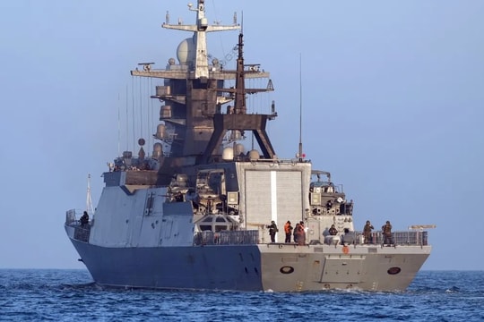 Quốc gia G7 dọa thu giữ tàu chở dầu của Nga, Moscow điều ngay tàu chiến hộ tống tàu qua eo biển châu Âu