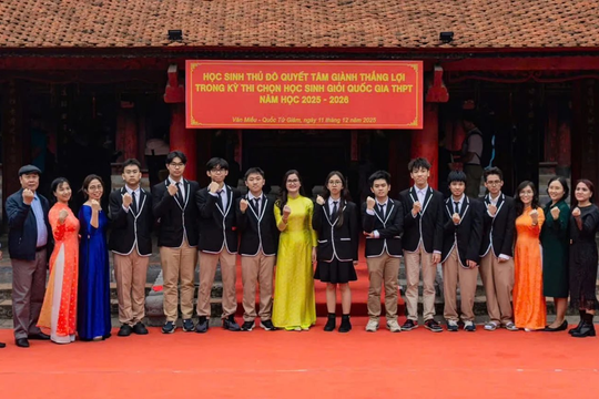 1 trường tư thục ở Hà Nội trao thưởng hàng tỷ đồng cho học sinh giành giải ở kì thi HSG Quốc gia