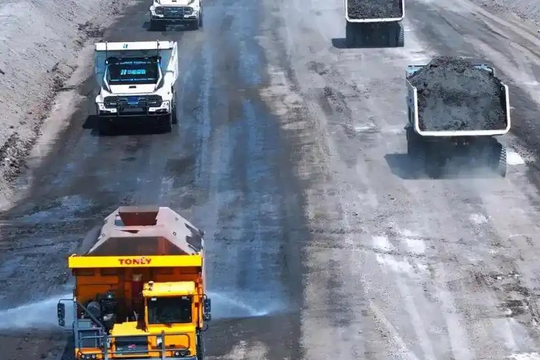 Phát hiện 100 xe tải không người lái, không buồng lái hoạt động liên tục 24/7 suốt hơn 180 ngày, bí mật khai thác 1 kho báu lộ thiên