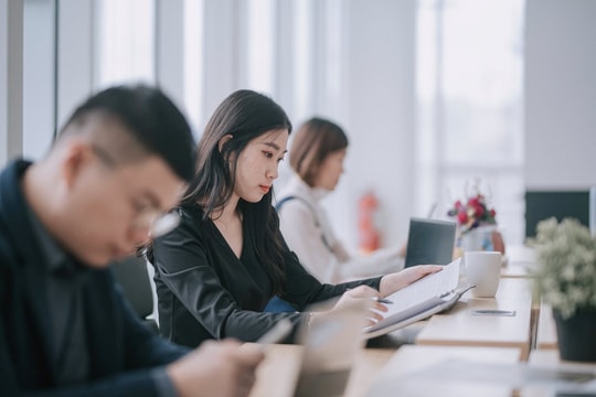 Thị trường lao động Việt Nam trước bước ngoặt 2026: Người lao động thận trọng, ưu tiên “chữa lành” thay vì thu nhập và năng lực gốc trở thành bộ lọc nhân tài giữa “cơn bão” AI