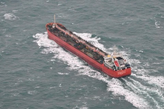 Tàu chở dầu Nga bất ngờ bị một quốc gia EU 'bám đuôi' giữa biển, dù đang được tàu chiến hộ tống