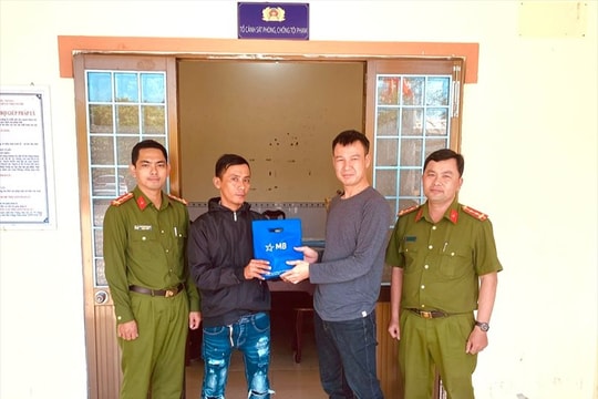 Trong 8 ngày, tài khoản người đàn ông nhận liên tiếp 2 giao dịch tổng cộng 5,2 tỷ đồng: Công an xã mời về làm việc