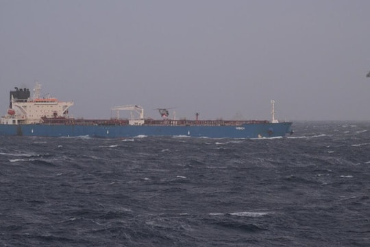 Đang chuyển dầu qua Địa Trung Hải, tàu chở dầu treo cờ Nga bất ngờ bị một quốc gia EU chặn bắt giữa biển