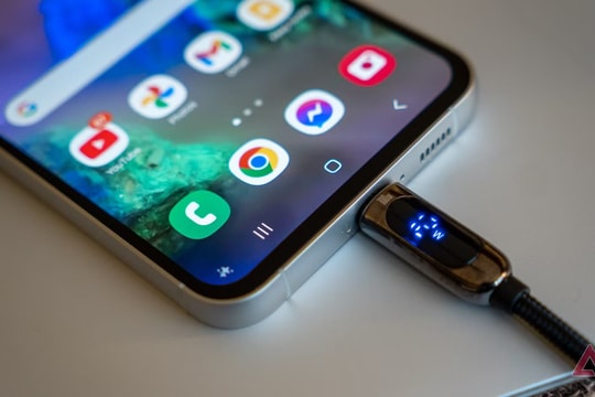 Bỏ 30 triệu mua điện thoại rồi lại làm điều "dở hơi" thế này, chúng ta đang biến máy mình thành thứ rẻ tiền