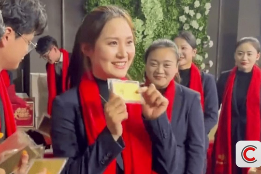 Một tiệm vàng Trung Quốc chơi lớn: Thưởng 'nóng' tiền và vàng cho nhân viên dịp tất niên