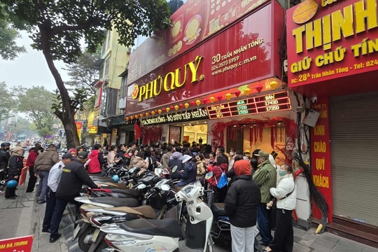 Giá bạc tăng lên 112 triệu đồng/kg, người dân đổ xô đi xếp hàng