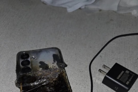 Khoảnh khắc ám ảnh khi Galaxy S25 Plus đang cắm sạc "nổ như bỏng ngô" giữa đêm: Người dùng Samsung chú ý!