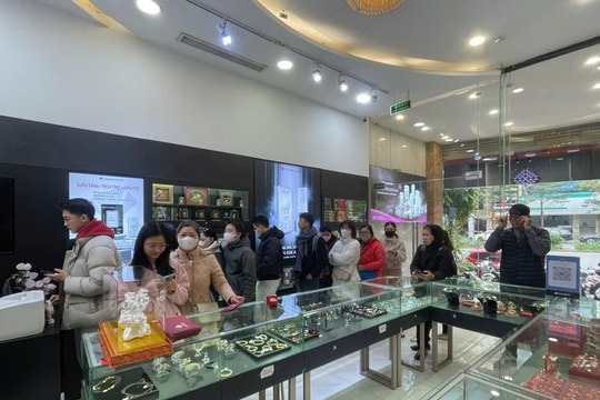 Bạc thế giới vượt 110 USD/ounce, giá trong nước lập đỉnh mới