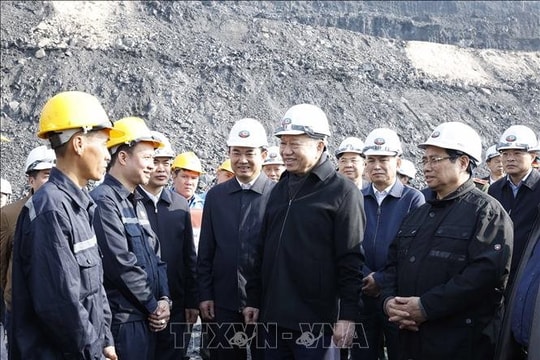 Tổng Bí thư và Thủ tướng cùng đến thăm một công ty đặc biệt