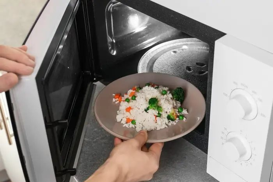 Dùng lò vi sóng hâm nóng thức ăn, tại sao đĩa bên trong cứ xoay mà không chịu đứng yên: Đố ai giải thích được