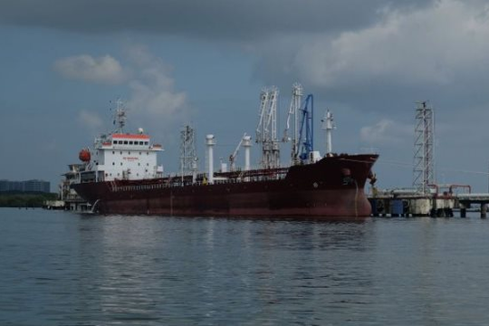 Đang bị EU trừng phạt, tàu chở dầu Nga được một tàu châu Âu hộ tống tới nước đồng minh của Mỹ mà không bị bắt giữ: Chuyện gì đây?