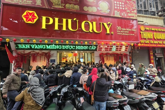 Giá bạc tăng mạnh cùng giá vàng, vượt  122 triệu đồng/kg