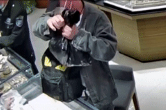 Nam thanh niên chi 6 tỷ đồng mua vàng rồi bán lỗ 700 triệu trong 1 ngày, công an phát hiện bất thường trong nhà vệ sinh