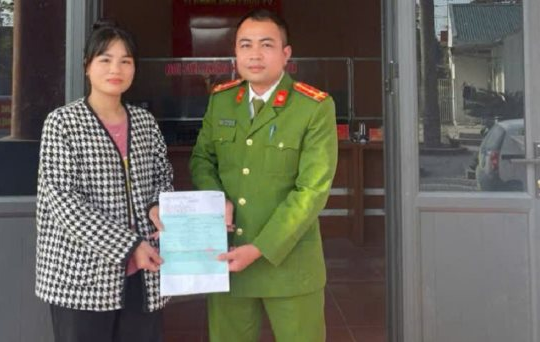 Người phụ nữ SN 2000 phát hiện tài khoản có 1 tỷ đồng không rõ lai lịch, công an cùng tới NH Vietinbank xác minh nguồn gốc