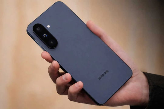 Nhìn chiếc điện thoại này là đủ thấy Samsung đã "đem con bỏ chợ"?