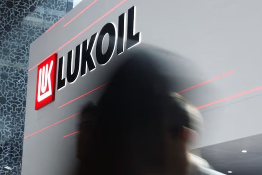 Dầu khí Nga lùi bước trước đòn trừng phạt: Lukoil bán tài sản toàn cầu cho nhà đầu tư Mỹ