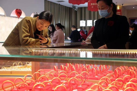 Khách chi 7 tỷ đồng mua vàng thưởng nhân viên, chủ tiệm vui vẻ giao dịch nhưng nhận yêu cầu mua thêm 18 tỷ lại báo công an