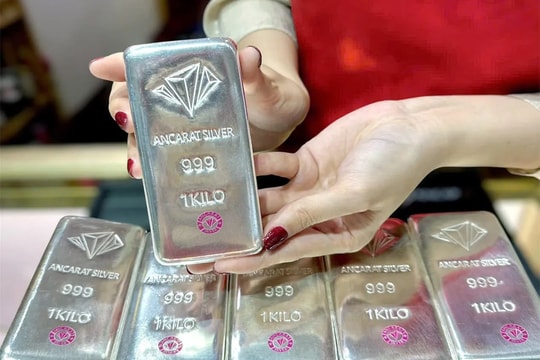 Giá bạc bất ngờ lao dốc