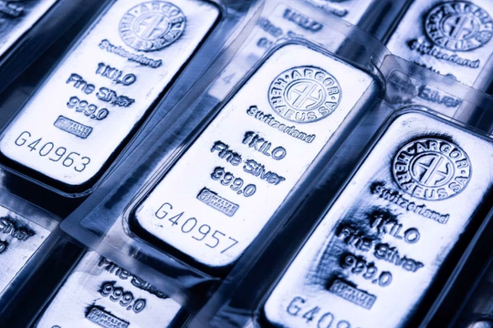 Giá vàng và bạc đồng loạt tụt dốc, chứng kiến phiên giảm mạnh chưa từng có trong gần 50 năm: Chuyện gì đang xảy ra?