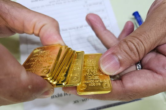Giá vàng rung lắc mạnh, từ ngày mai, một nhà băng sẽ tăng phí giữ hộ vàng