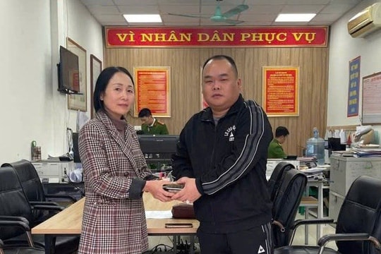 Phát hiện 2 cây vàng, 1 thẻ ngân hàng có 300 triệu đồng ngay trước cổng Công an tỉnh