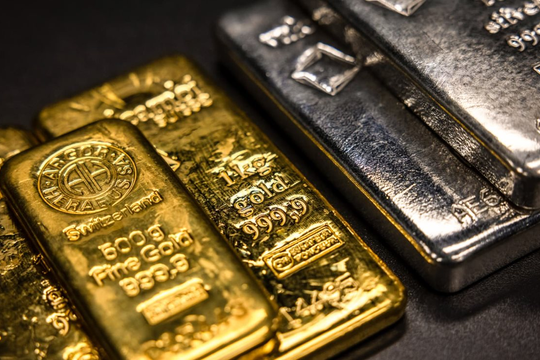 Vàng và bạc đồng loạt lao dốc, thị trường điều chỉnh mạnh sau chuỗi tăng nóng