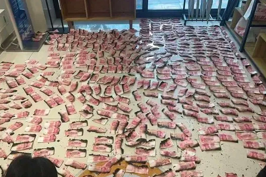 Gần 1,5 tỷ đồng tiền mặt bị cháy nghiêm trọng, cụ ông mang đến ngân hàng để đổi tiền mới: Bất ngờ với con số nhận lại 